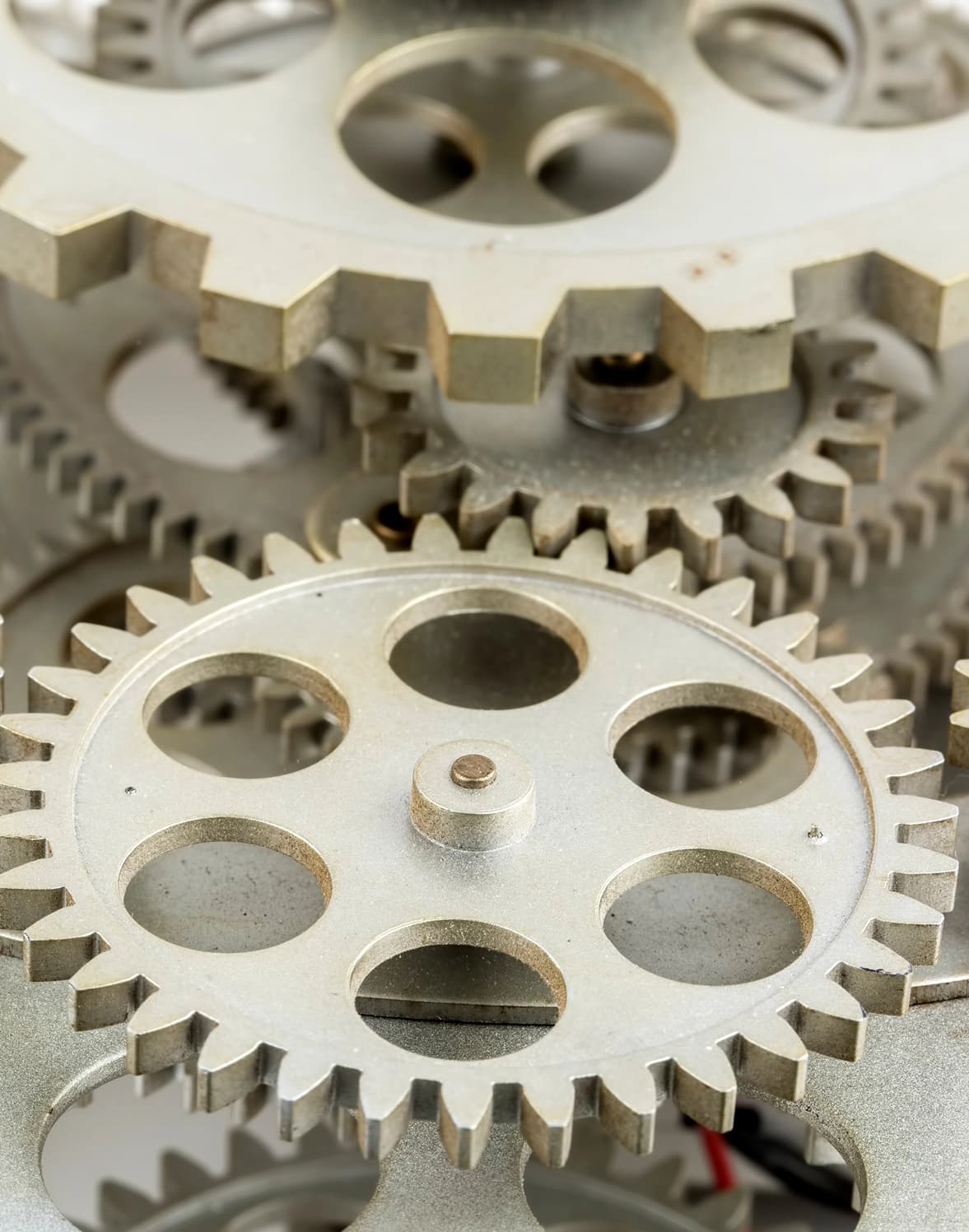 Roue astrologique tridimensionnelle montrant des engrenages imbriqués représentant les multiples dimensions de la famille et des maisons dérivées